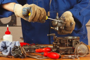 图像-机械师修理燃油泵