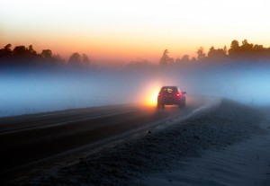 图象 - 在乡下公路的汽车在晚上在冬天。