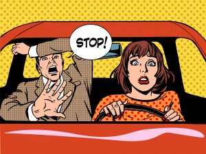 女人驾驶的图像，难以控制汽车，慌张的乘客，大喊大叫。