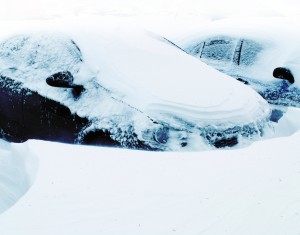 图片-覆盖在冰雪中的汽车。