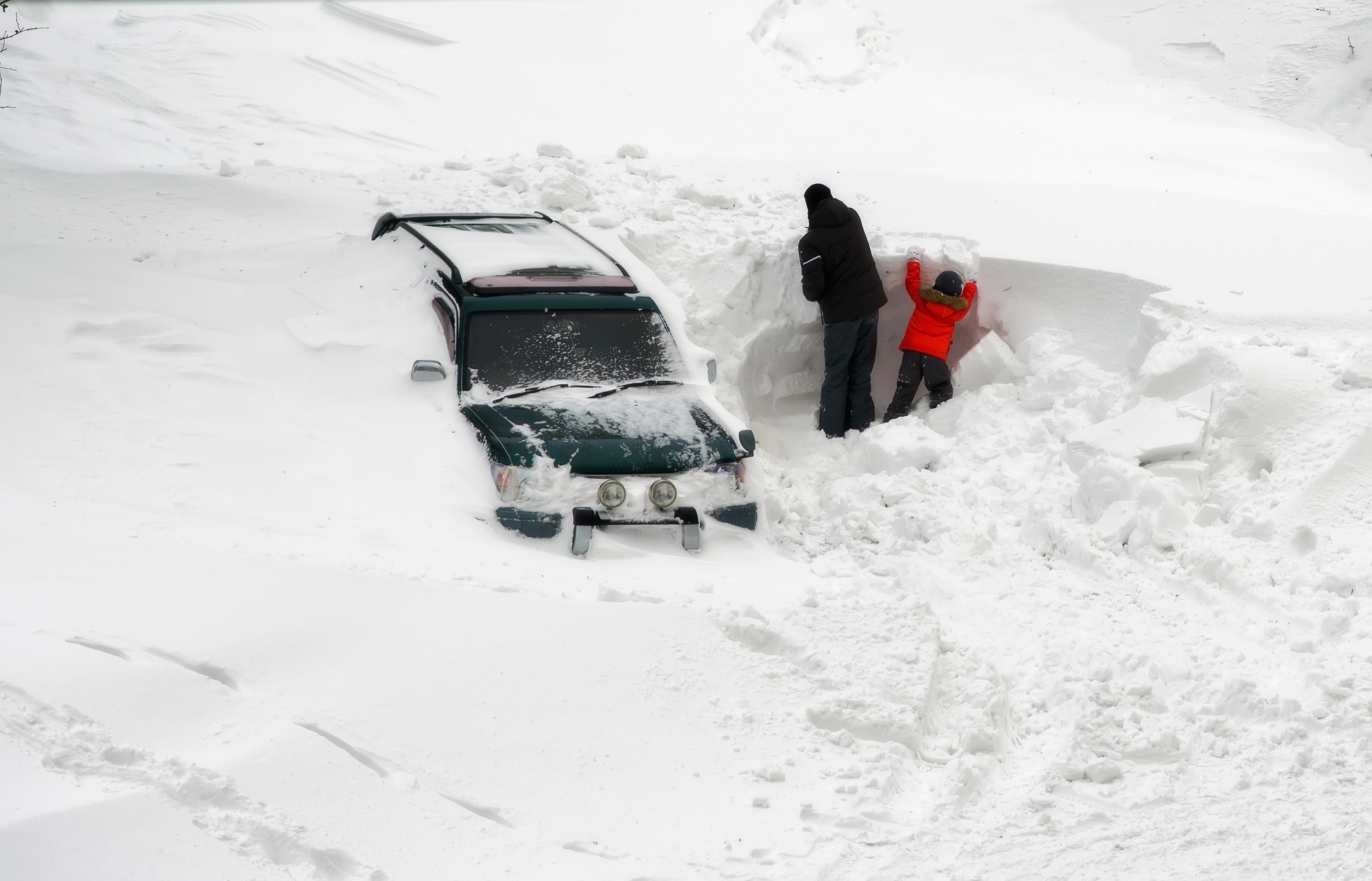 汽车埋在雪中